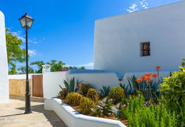 Balear Adaları, Ibiza, San Miquel köyü kilisede kenarındaki bir sokak