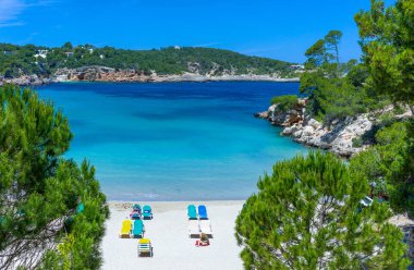 Ibiza, İspanya - 19 Mayıs 2013: Turist Cala Xarraca beach