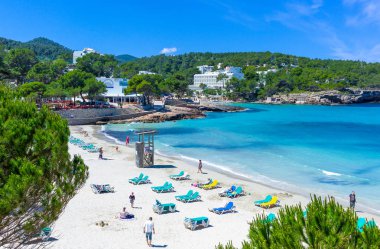 Ibiza, İspanya - 19 Mayıs 2013: Turist Cala Xarraca beach