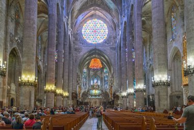 Palma de Mallorca, İspanya - Eylül 27 20016: insanlar katedral NEF.