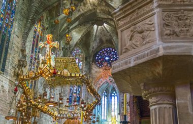 Palma de Mallorca, İspanya - Eylül 27 20016: katedral sunak üzerinde Gaudi tarafından tasarlanmış gölgelik