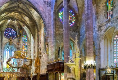 Palma de Mallorca, İspanya - Eylül 27 20016: Gaudi tarafından tasarlanmış gölgelik ile katedral NEF.