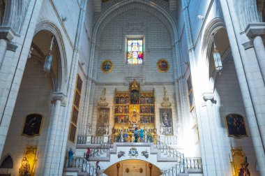 Madrid, İspanya - 25 Ağustos 2015: Kutsal sanat eserlerinde De La Almodena Katedrali