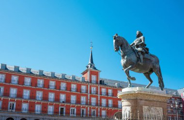 İspanya, Madrid, Plaza Mayor eski saraylar Kral Philip III atlı heykeli ile