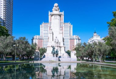 Madrid, İspanya - 25 Ağustos 2015: Plaza De Espana heybetli mimarileri