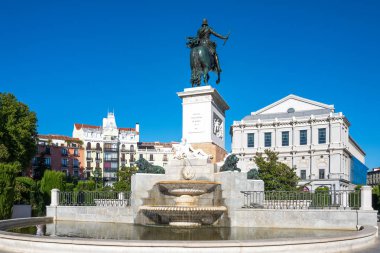 İspanya, Madrid, Kraliyet Tiyatrosu içinde belgili tanımlık geçmiş ile Plaza De Oriente Philip IV atlı heykeli