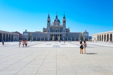 Madrid, İspanya - 26 Ağustos 2015: De La Almodena Katedrali Kraliyet Sarayı Meydanı'na görüldü