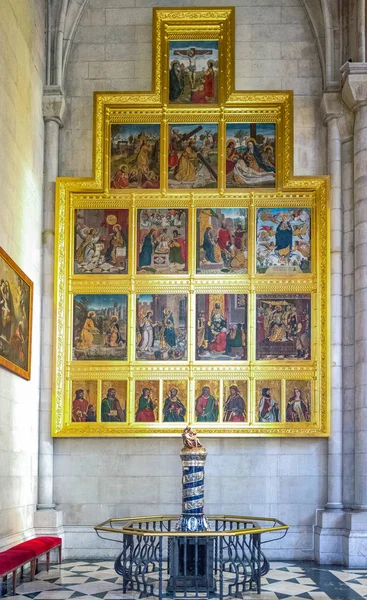 西班牙马德里 2015年8月25日 德拉阿尔莫德纳大教堂的神圣艺术作品 — 图库照片