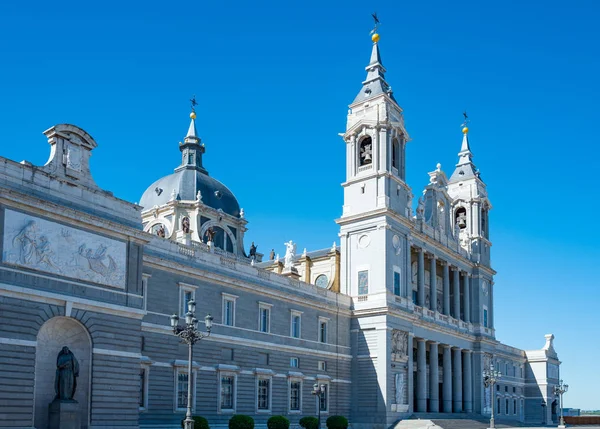 Madrid Espanja Almodena Katedraali — kuvapankkivalokuva
