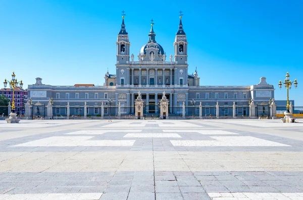 Madrid Spain August 2015 Almodena Cathedral Seen Royal Palace Square — Stock Photo, Image