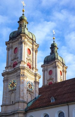 St.Gallen, İsviçre, Barok tarzı çan kulelerinin katedral yukarı doğru görünümünü