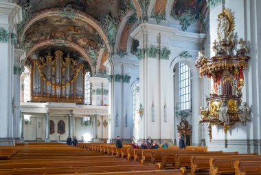 St.Gallen, İsviçre - 12 Aralık 2015: barok beyaz görkemi ve katedral iç resimleri bakarak insanlar