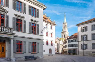 St.Gallen, İsviçre - 12 Aralık 2015: Neo gotic çan kulesi stil şehir merkezine görülen St. Lawrence Kilisesi