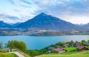 İsviçre, Thun Gölü Merlingen dağlı Marnixkade arka planda Spiez ülke ile