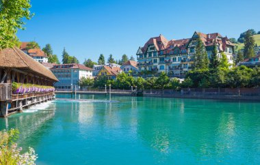 Thun, İsviçre - 10 Temmuz 2015: Soldaki eski kilit ile Aare nehri üzerindeki evler