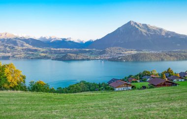 İsviçre, Thun Gölü'nden Merlingen tepelerinde görünümünü