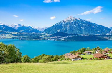 İsviçre, Thun Gölü'nden Merlingen tepelerinde görünümünü