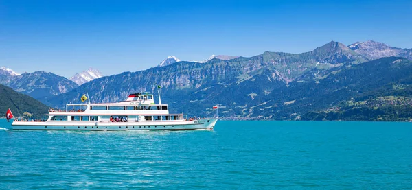 オランダ 2015 バック グラウンドでスイス アルプスとトゥーン湖を横断する観光船です — ストック写真