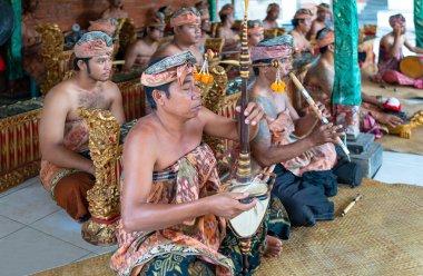 Bali, Endonezya - 23 Şubat 2017: Oyuncular Goa Gajah tapınağın geleneksel kostüm