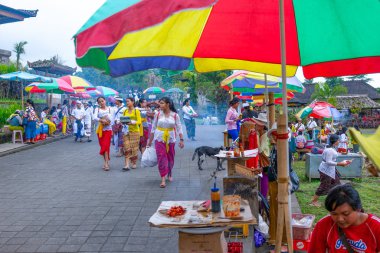 Bali, Endonezya - 23 Şubat 2017: Tezgahları ve sokak satıcıları Pura Besakih Tapınağı'nın girişinde