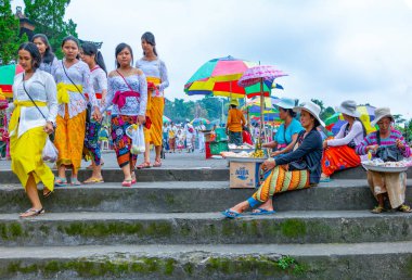 Bali, Endonezya - 23 Şubat 2017: Tezgahları ve sokak satıcıları Pura Besakih Tapınağı'nın girişinde