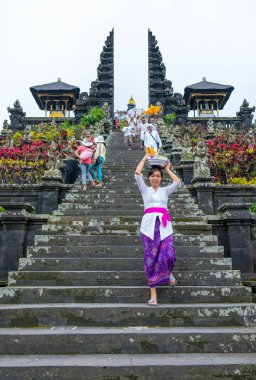 Bali, Endonezya - 23 Şubat 2017: Pura Besakih Tapınağı'nın uzun merdivenlerden inen sadık