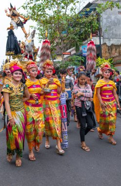 Bali, Endonezya - 23 Şubat 2017: Genç sadık dini bir alayı Pura Besakih temple yakınındaki
