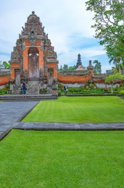 Bali, Endonezya - 24 Şubat 2017. Önünde heybetli ana girişi Taman Ayun ziyaretçi