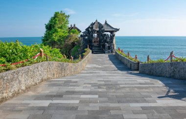 Bali, Endonezya, smoll sunak üst deniz kıyısında Tanah Lot Tapınağı