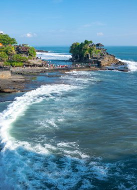 Bali, Endonezya - 24 Şubat 2017: Denizde Tanah Lot tapınağın kutsal mağara ile küçük ada