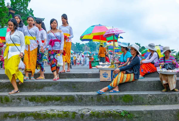 Bali, Endonezya - 23 Şubat 2017: Tezgahları ve sokak satıcıları Pura Besakih Tapınağı'nın girişinde
