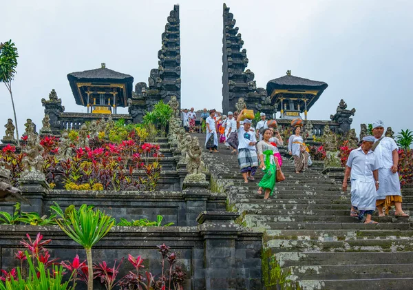 Bali Indonésia Março 2017 Fiéis Descendo Longa Escadaria Templo Pura — Fotografia de Stock