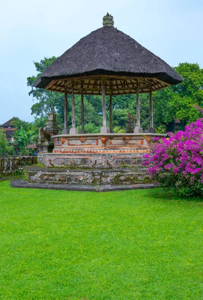 インドネシア バリ島タマンアユン寺院の庭園 — ストック写真