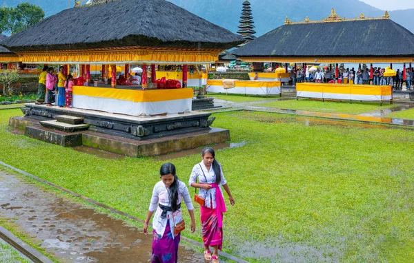 Bali Indonésia Março 2017 Jovens Fiéis Jardim Templo Ulun Danu — Fotografia de Stock