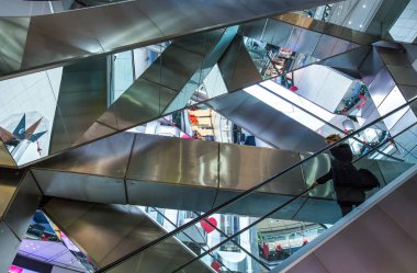 İstanbul, Türkiye - 18 Şubat 2013: Levent metro İstasyonu'na girişinde alışveriş merkezi