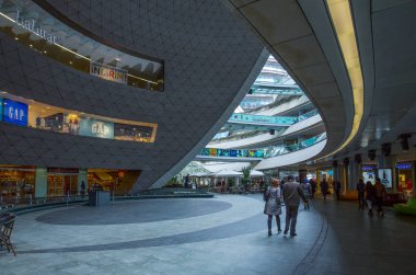 İstanbul, Türkiye - 18 Şubat 2013: Levent Mahallesi, insanlar Kanyon Alışveriş merkezinde