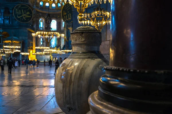 İstanbul, Türkiye - 20 Şubat 2013: Ayasofya Sophia bazilika'nın, eski iç bir Ortodox Katedrali daha sonra cami ve şimdi bir müze
