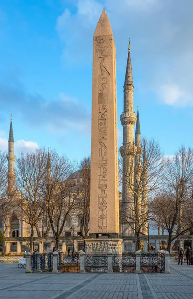 Istambul Törökország Február 2013 Obeliszk Hippodrom Tér Háttérben Kék Mecset — Stock Fotó