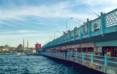 İstanbul, Türkiye - 30 Nisan 2013: Balıkçılar Galata Köprüsü iskele üzerinde