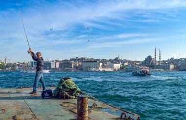 İstanbul, Türkiye - 30 Nisan 2013: Galata Köprüsü iskele üzerinde bir balıkçı