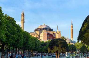 İstanbul, Türkiye - 30 Nisan 2013: Ayasofya Sophia Bazilikası, eski bir Ortodox Katedrali daha sonra cami ve şimdi bir müze