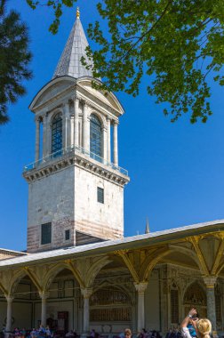 İstanbul, Türkiye - Mai 1, 2013: Topkapı Sarayı, ikinci avlu, Adalet Kulesi