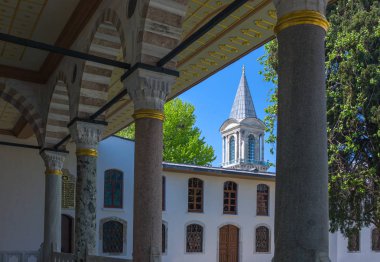 İstanbul, Türkiye - Mai 1, 2013: Topkapı Sarayı, seyirci odası üçüncü avluda adalet kuleden görünümünü