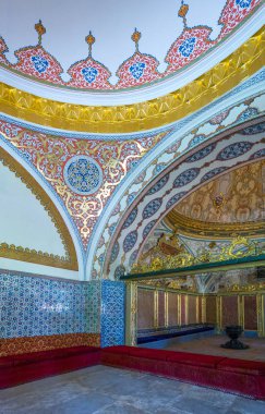 İstanbul, Türkiye - Mai 1, 2013: Topkapı Sarayı, ikinci avlu, İmparatorluk Konseyi binanın iç