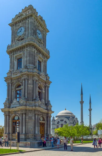 Istambul Turkey April 2013 Tourists Clock Tower Dolmabahce Palace — Stock Photo, Image