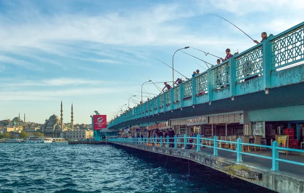 Istambul Turkey April 2013 Fishermen Galata Bridge Quay — Stock Photo, Image