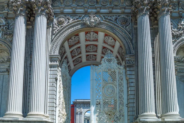 Istanbul Dolmabahçe Sarayı Nın Zengin Cephe Decotations — Stok fotoğraf