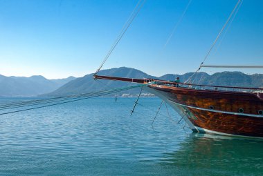 Marmaris, Türkiye, bir antik yelkenli gemi limanda palamarla