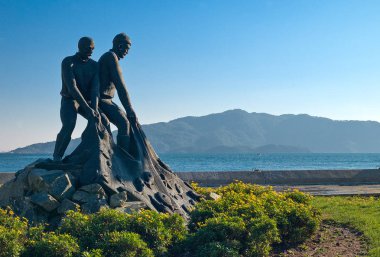 Marmaris, Türkiye - 14 Aralık 2007: Balıkçılar deniz üzerinde adanmış bir anıt