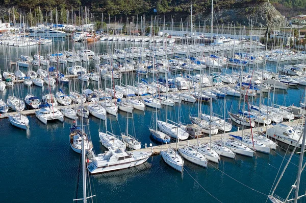 Marmaris Turquia Dezembro 2007 Marina Cheia Barco Vela Visto Cidade — Fotografia de Stock